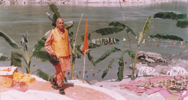 Photo of Yogi Gupta performing a past Shraddha Ceremony on the bank of the Ganges River in Laxmanjhula.