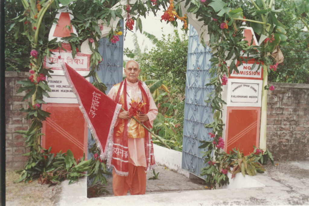 Yogi Gupta officiates a Navaratra Ceremony at the Manikoot Dham Shrine